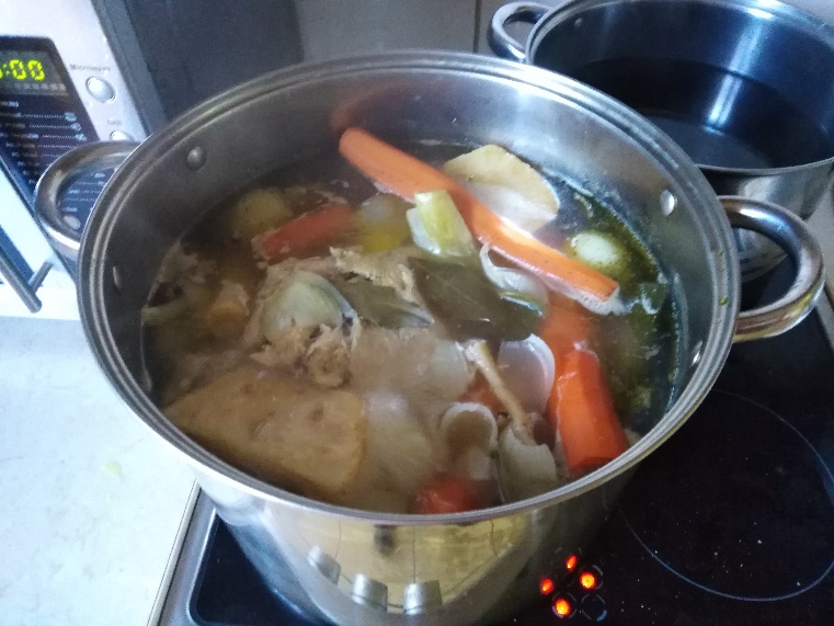 Duży garnek z gotującą się zupą.