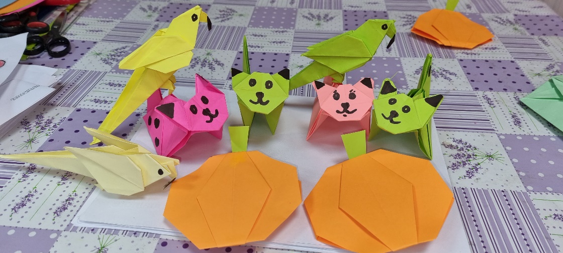 Prace z kolorowego papieru origami.