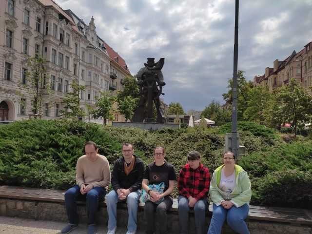 Grupa osób przy pomniku marynarza – sternika. 