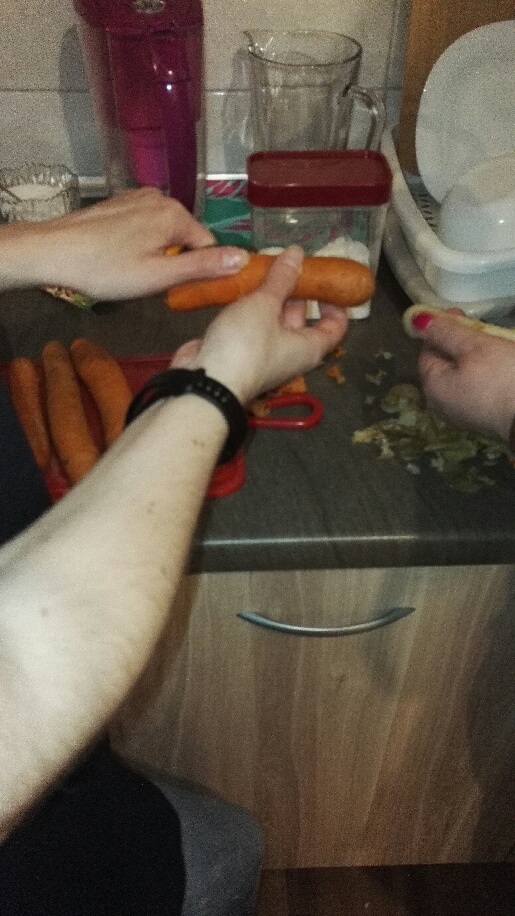 Kobiety obierają warzywa na sałatkę.