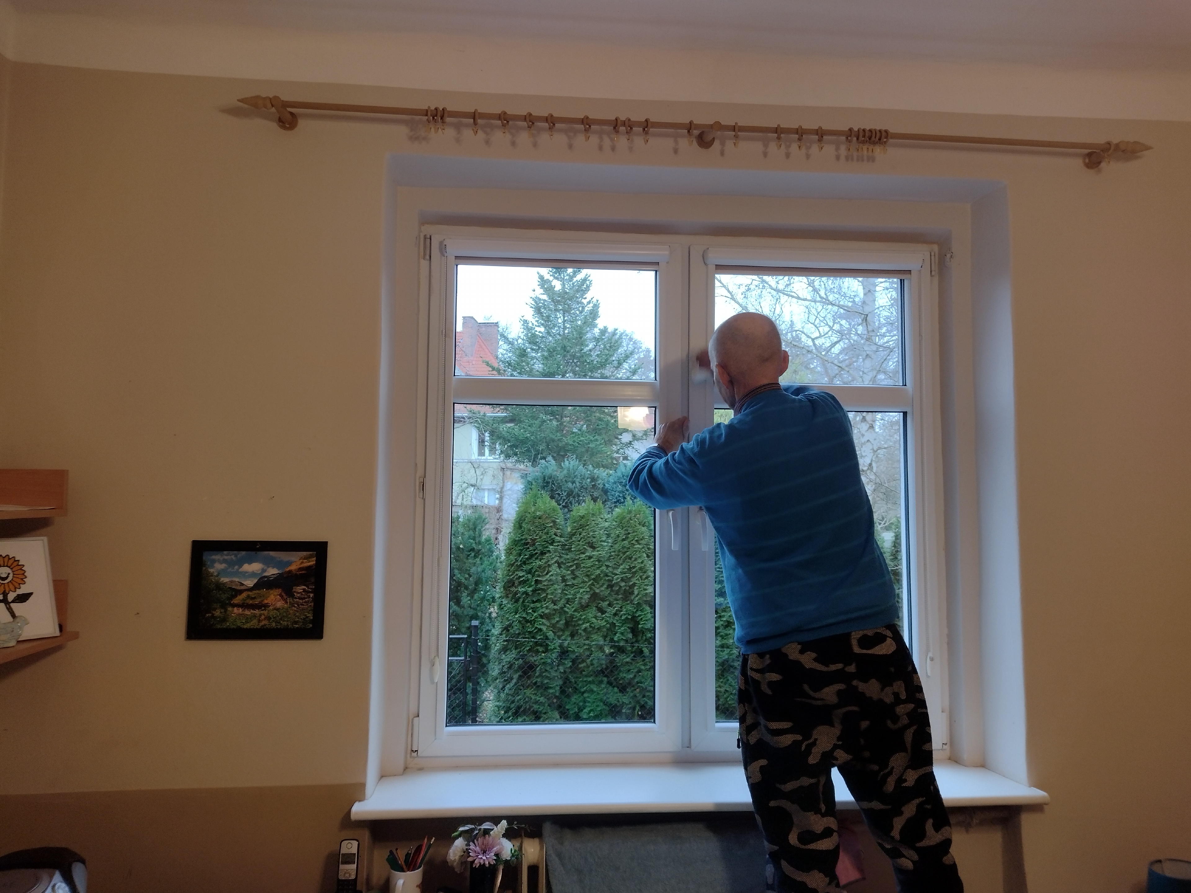 Mężczyzna myjący okno.