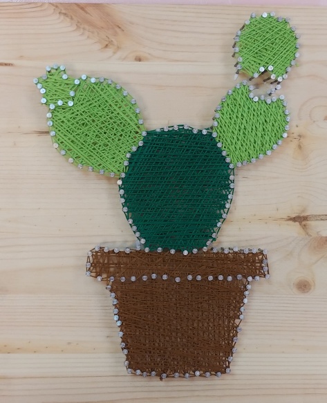 Praca plastyczna kaktus zielony w brązowej doniczce.