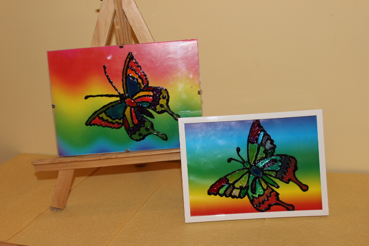 Obrazki malowane na szkle przedstawiają motyle.