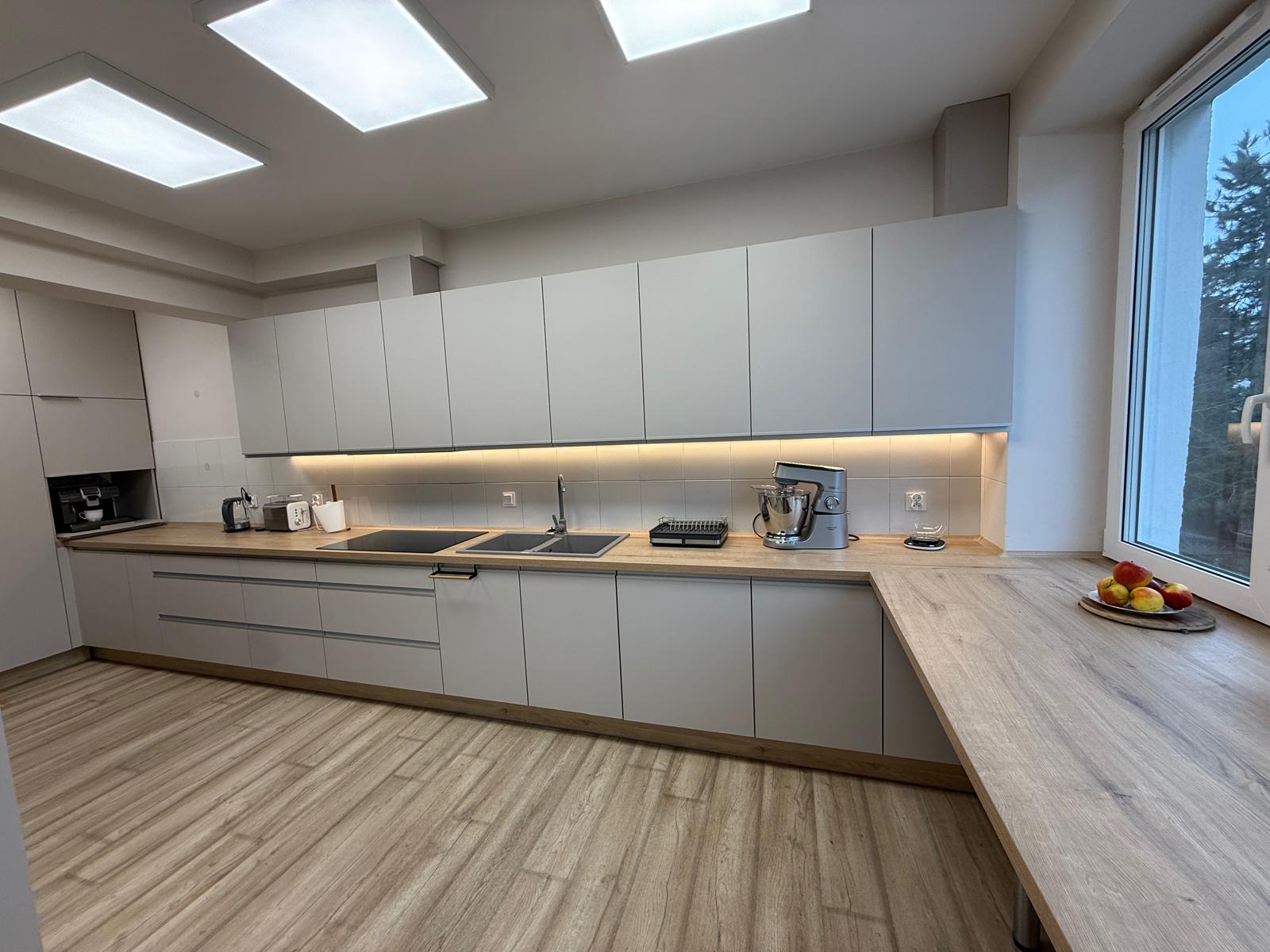 Pomieszczenie kuchenne z meblami i sprzętem agd.