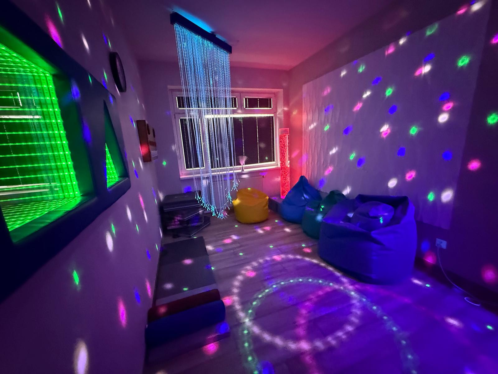 Pokój ze sprzętem swiecącym na kolotowo.