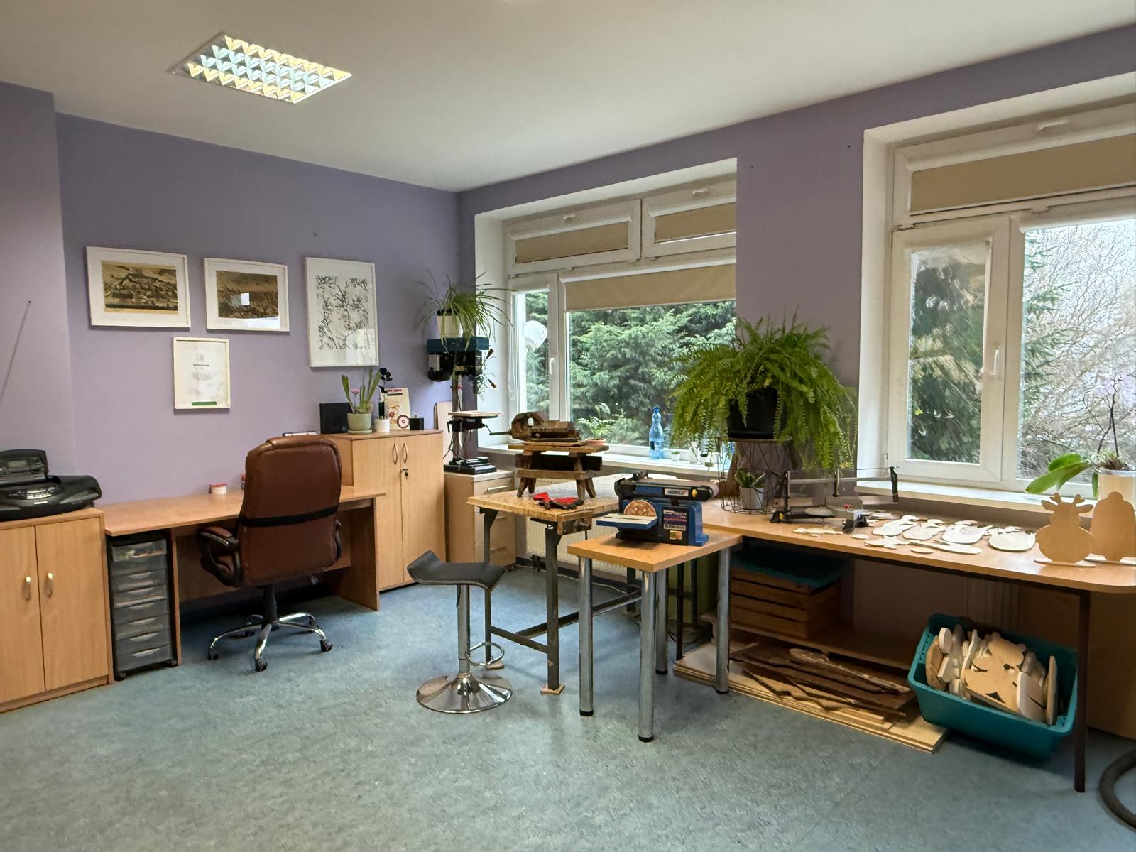 Pomieszczenie ze sprzętem stolarskim.