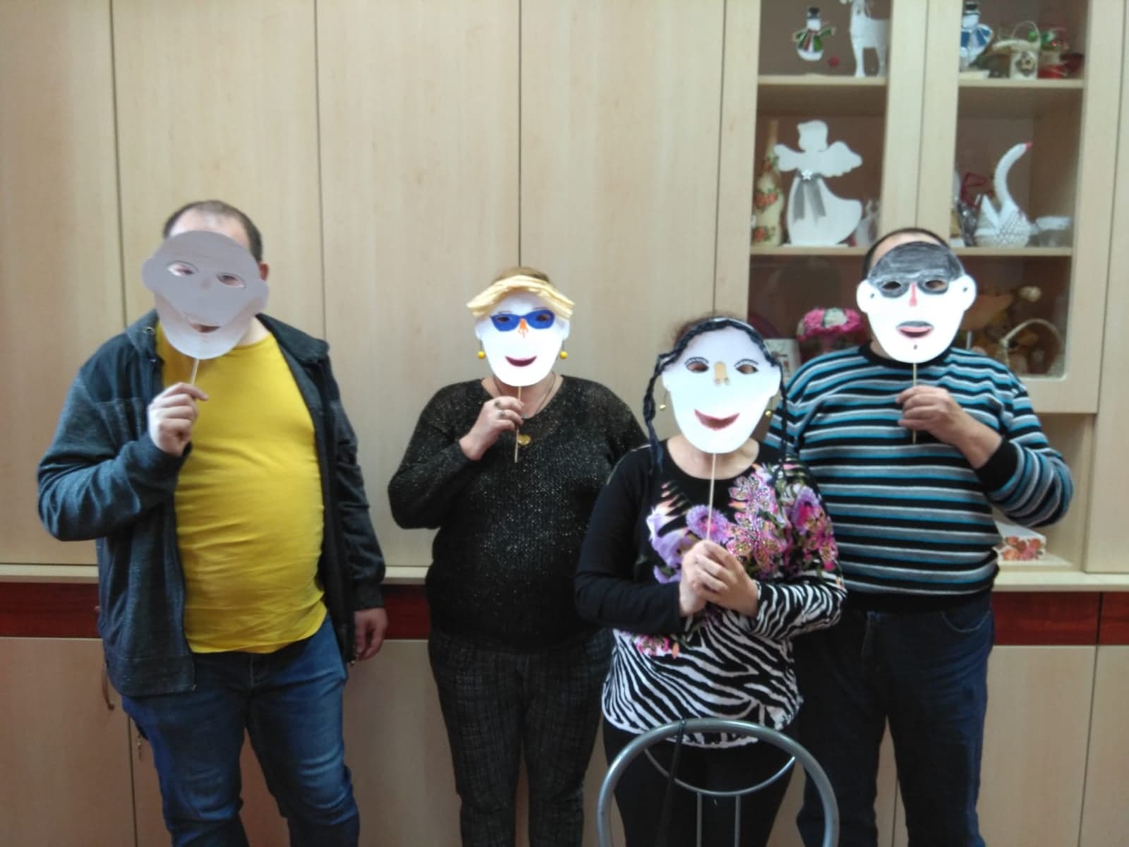 Cztery osoby stoją w maskach.