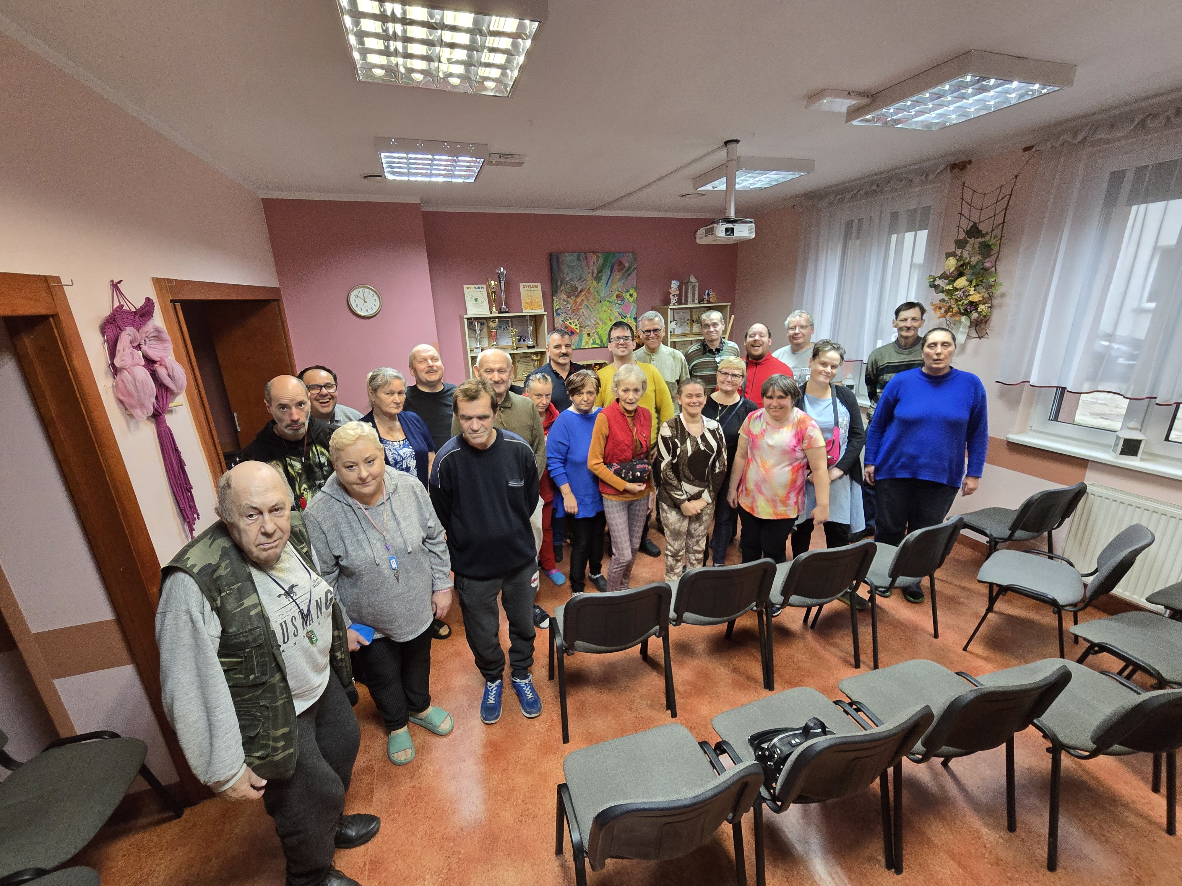 Grupa osób z wykonawcami koncertu patrzy w obiektyw.