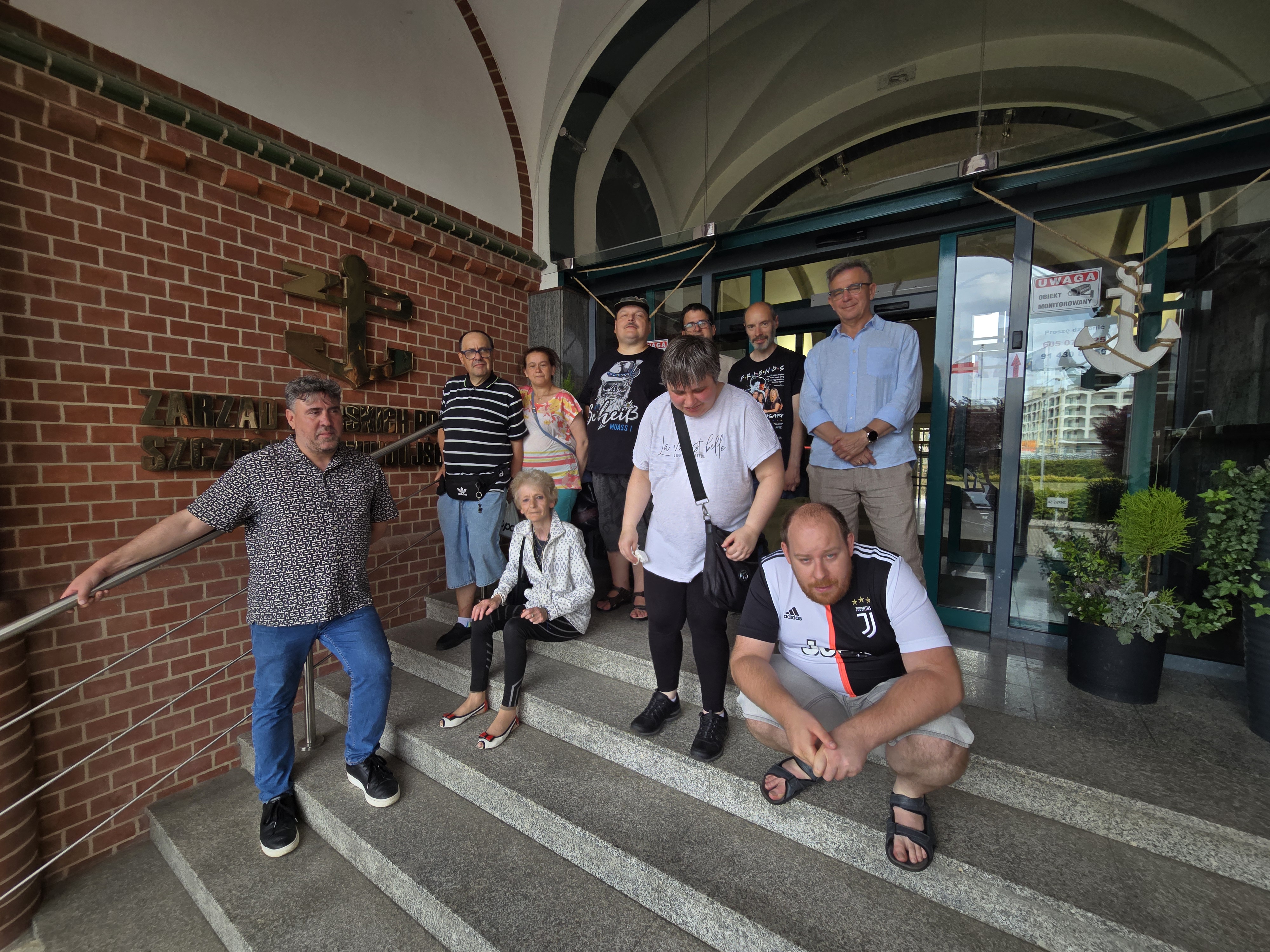 Grupa osób na schodach do Zarządu Portów Szczecin Świnoujście.