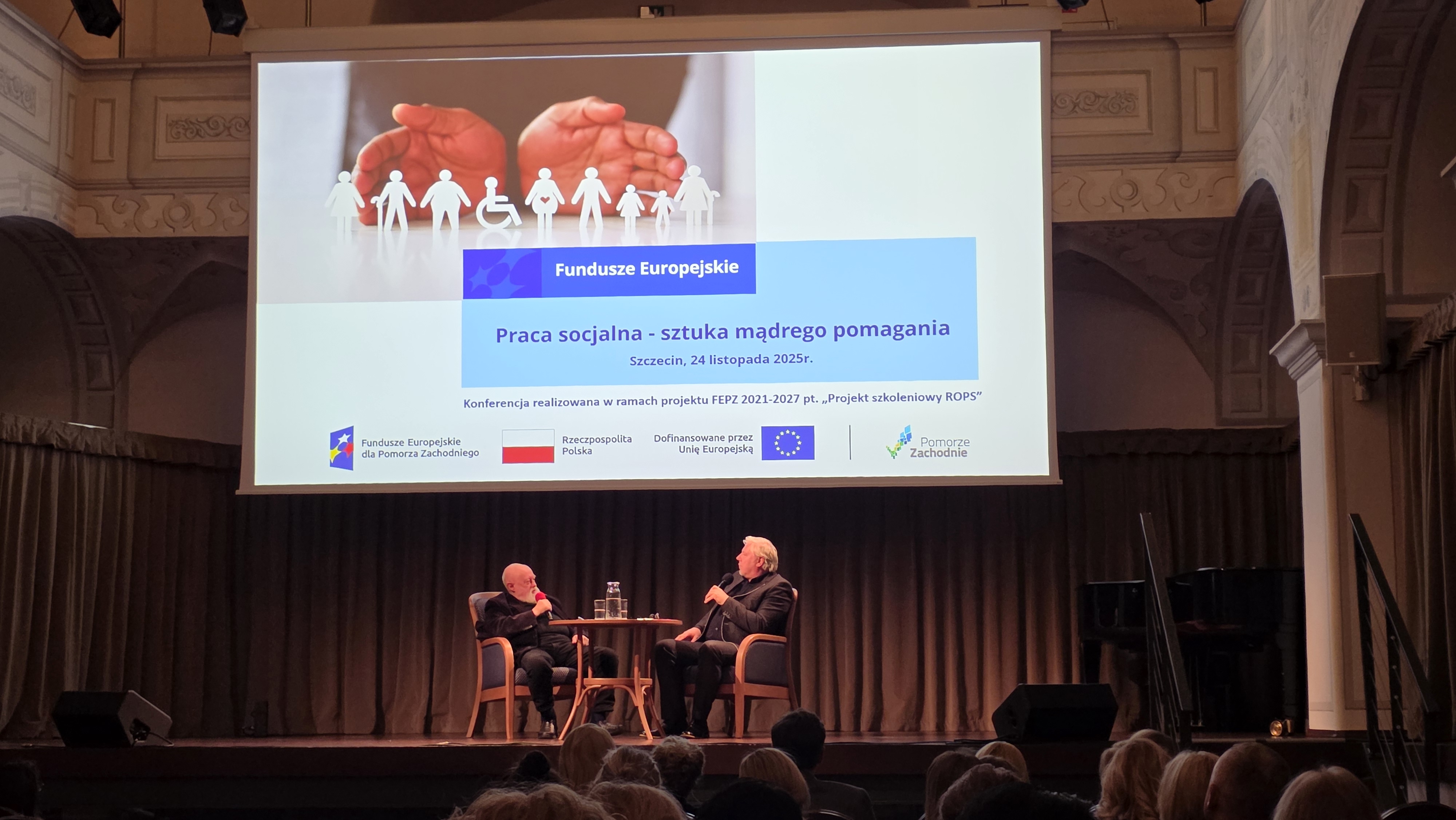 Dwóch mężczyzn na scenie.