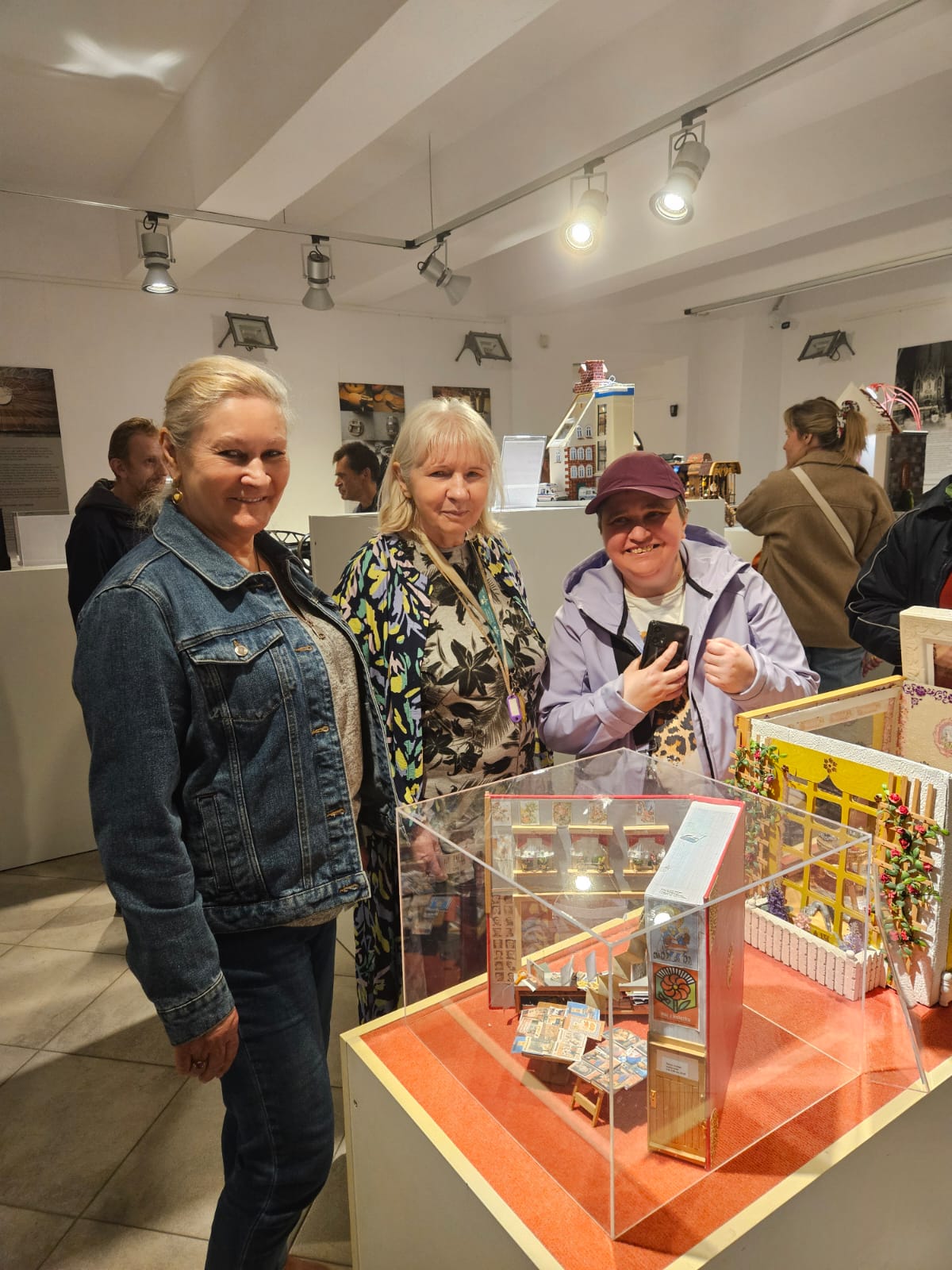 Kobiety stoją przed miniaturami w Muzeum.