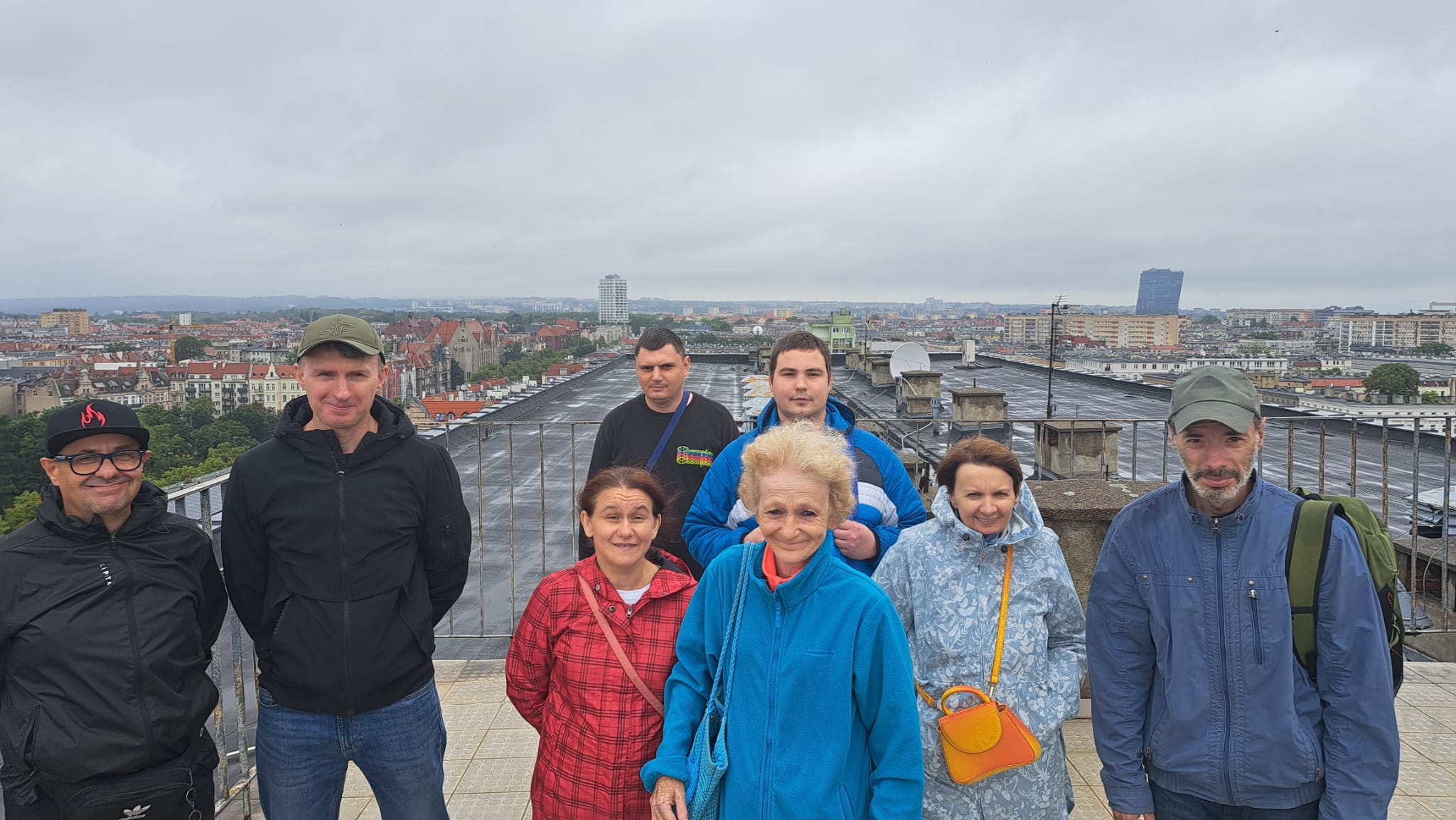Grupa osób pozuje do zdjęcia na dachu ZUTprzed obserwatorium,