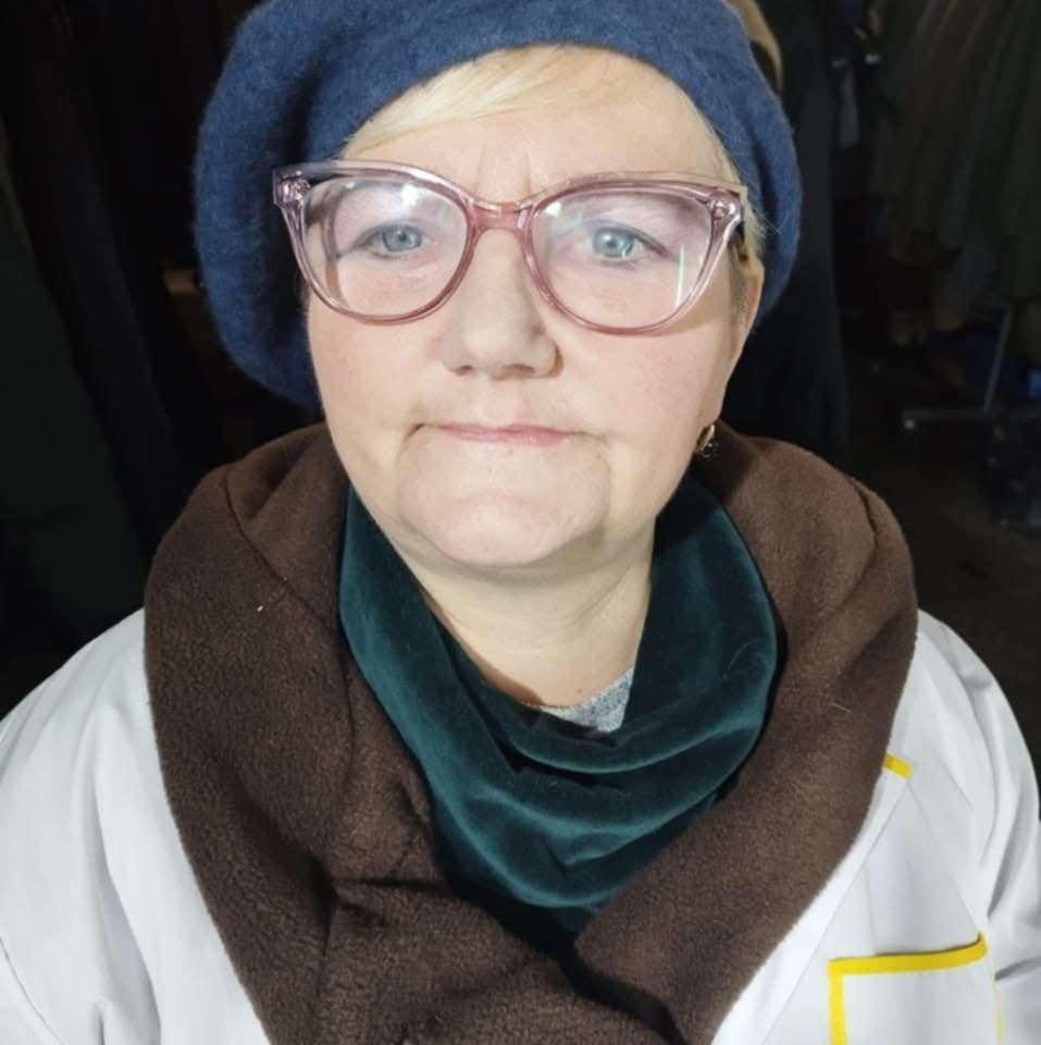 Pani Beata w przebrani pani bufetowej.