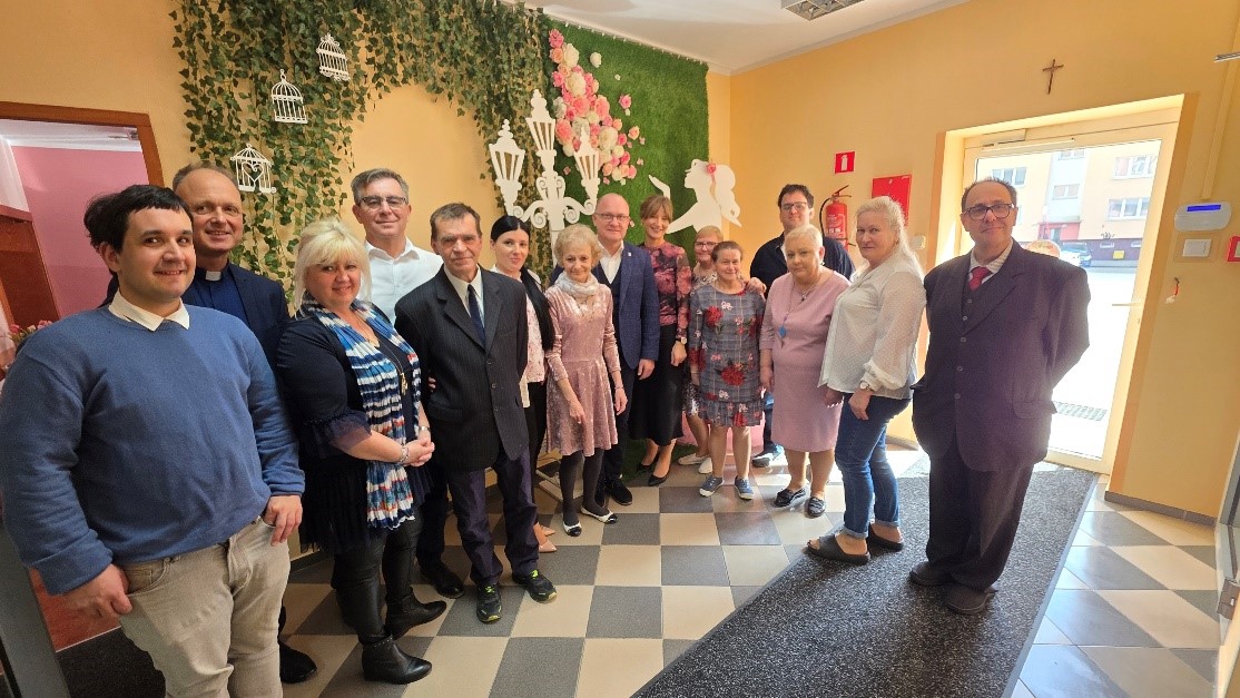 Grupa osób pozuje do zdjęcia z prezydentem miasta