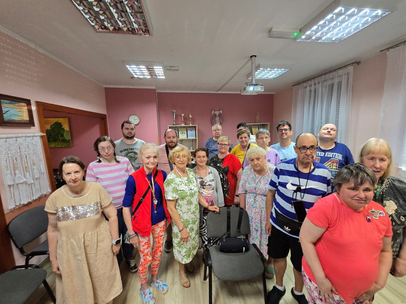 Grupa osób pozuje do zdjęcia z osobą od wykładu na temat pionierki Szczecina.