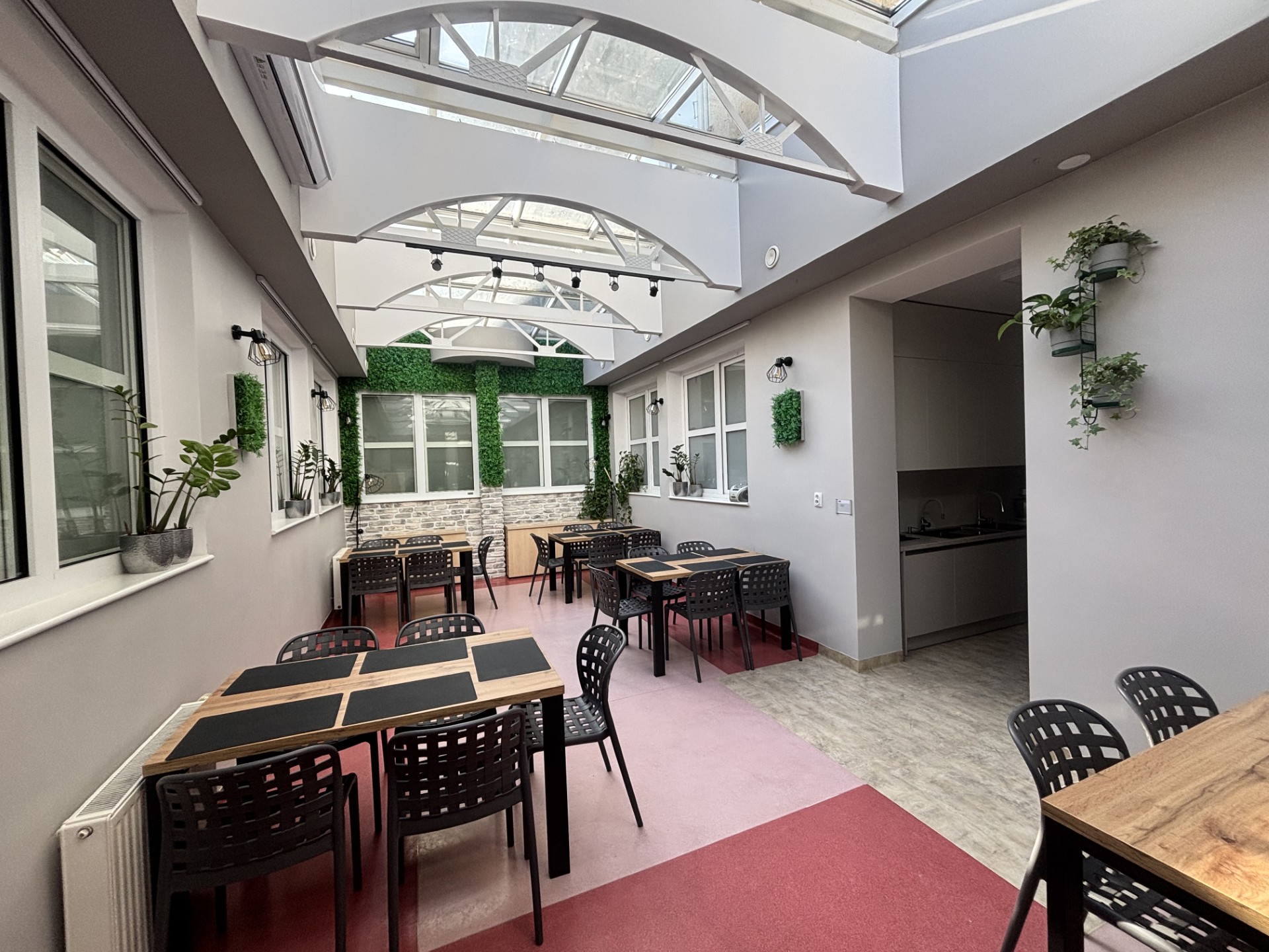 Pomieszczenie ze stołami i krzesłami.