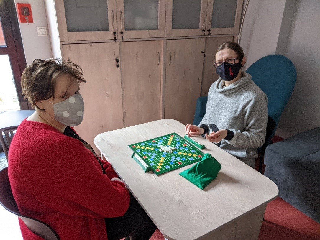 Dwie kobiety grają w Scrabble.