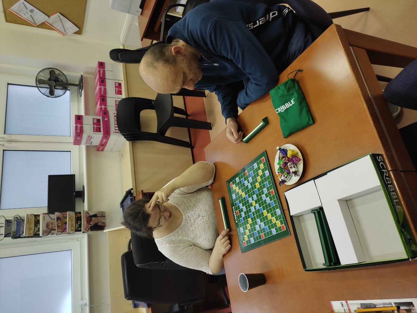 Kobieta i mężczyzna grają w „Scrabble”.