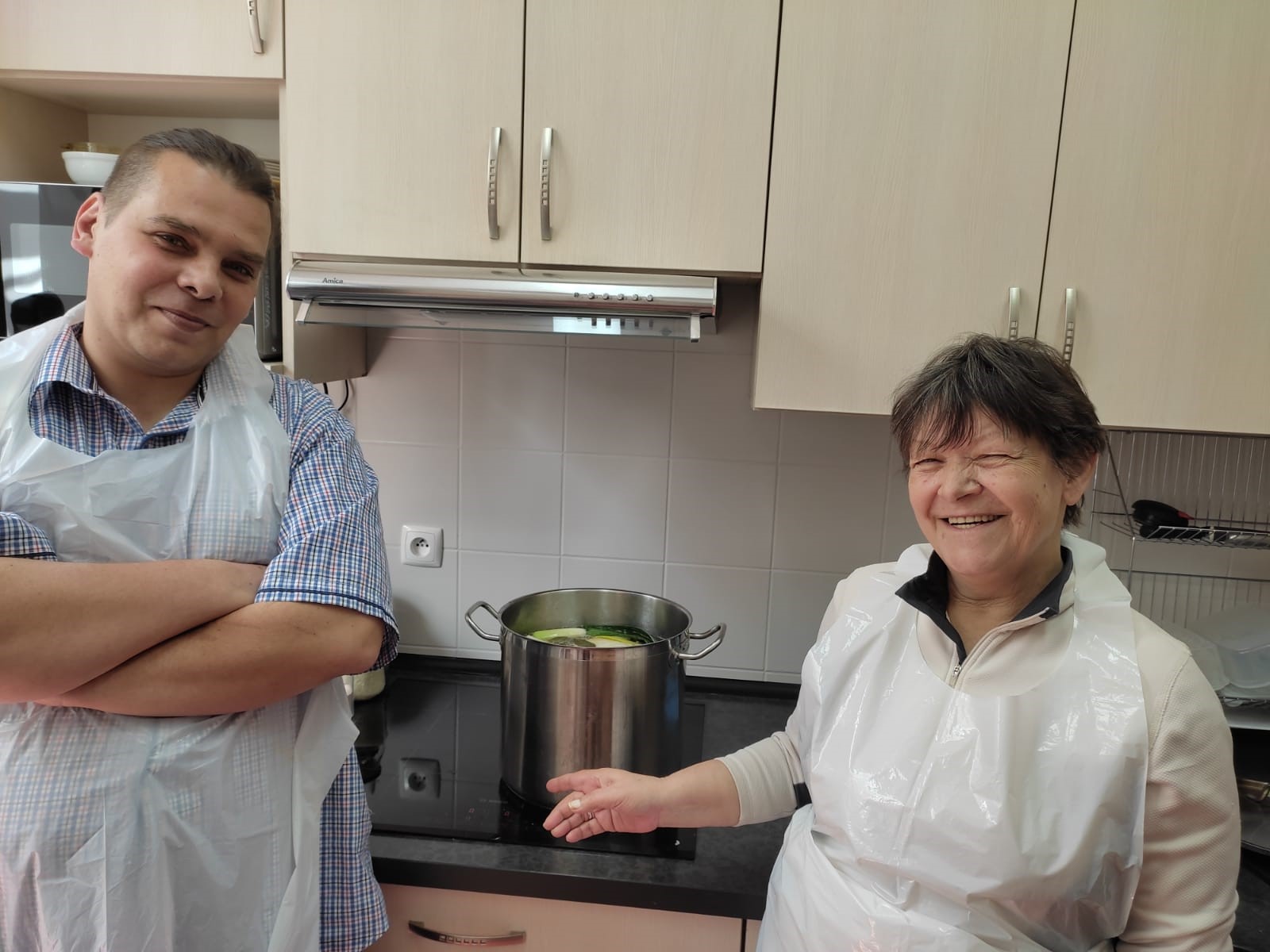 Kobieta i mężczyzna podczas gotowania zupy.