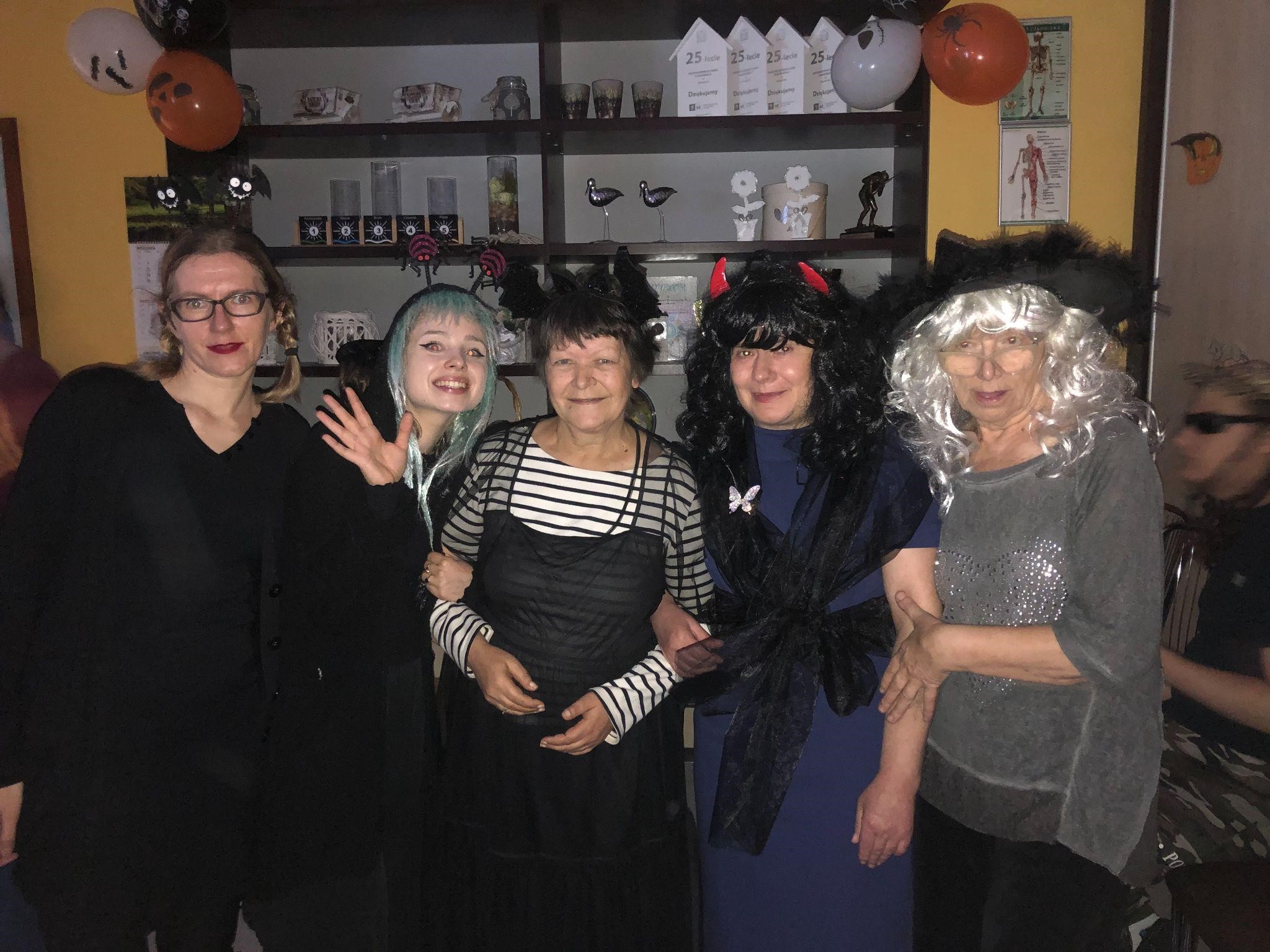 Pięć kobiet w kostiumach na Balu Halloween
