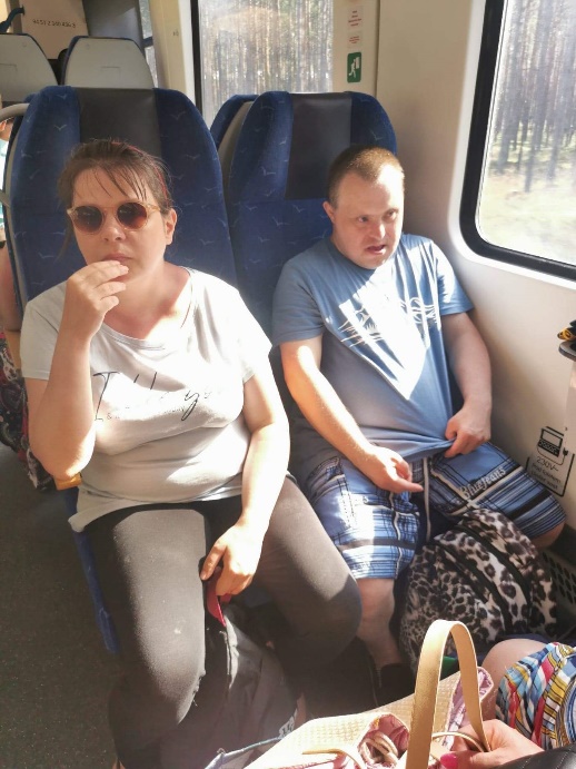Mężczyzna z kobietą siedzą w pociągu.