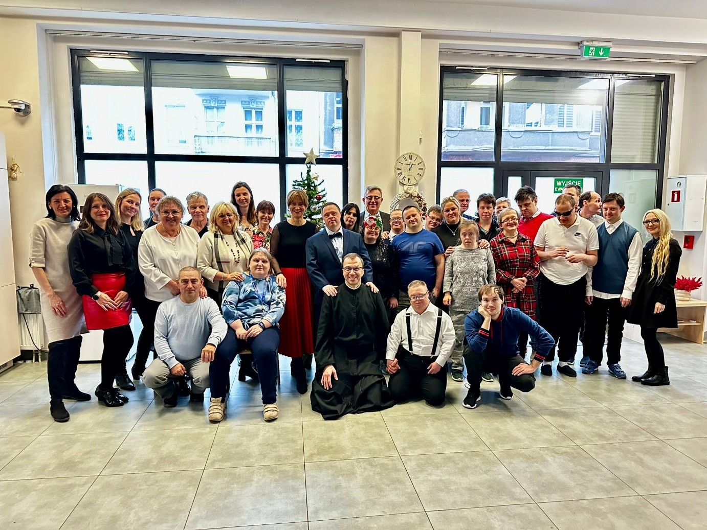 Grupa kobiet i mężczyzn pozuje do zdjęcia. 