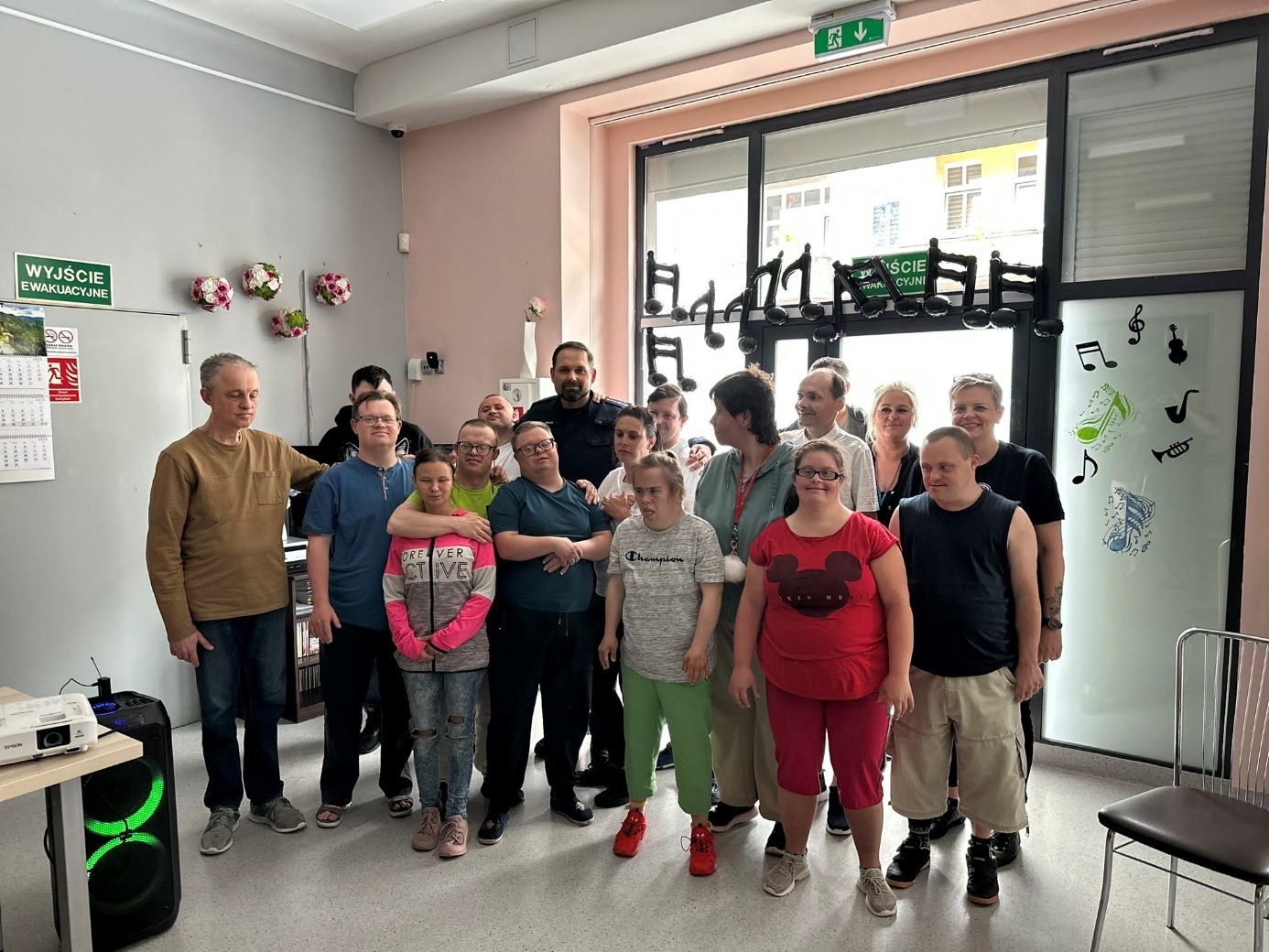 Grupa kobiet i mężczyzn pozuje do zdjęcia. 
