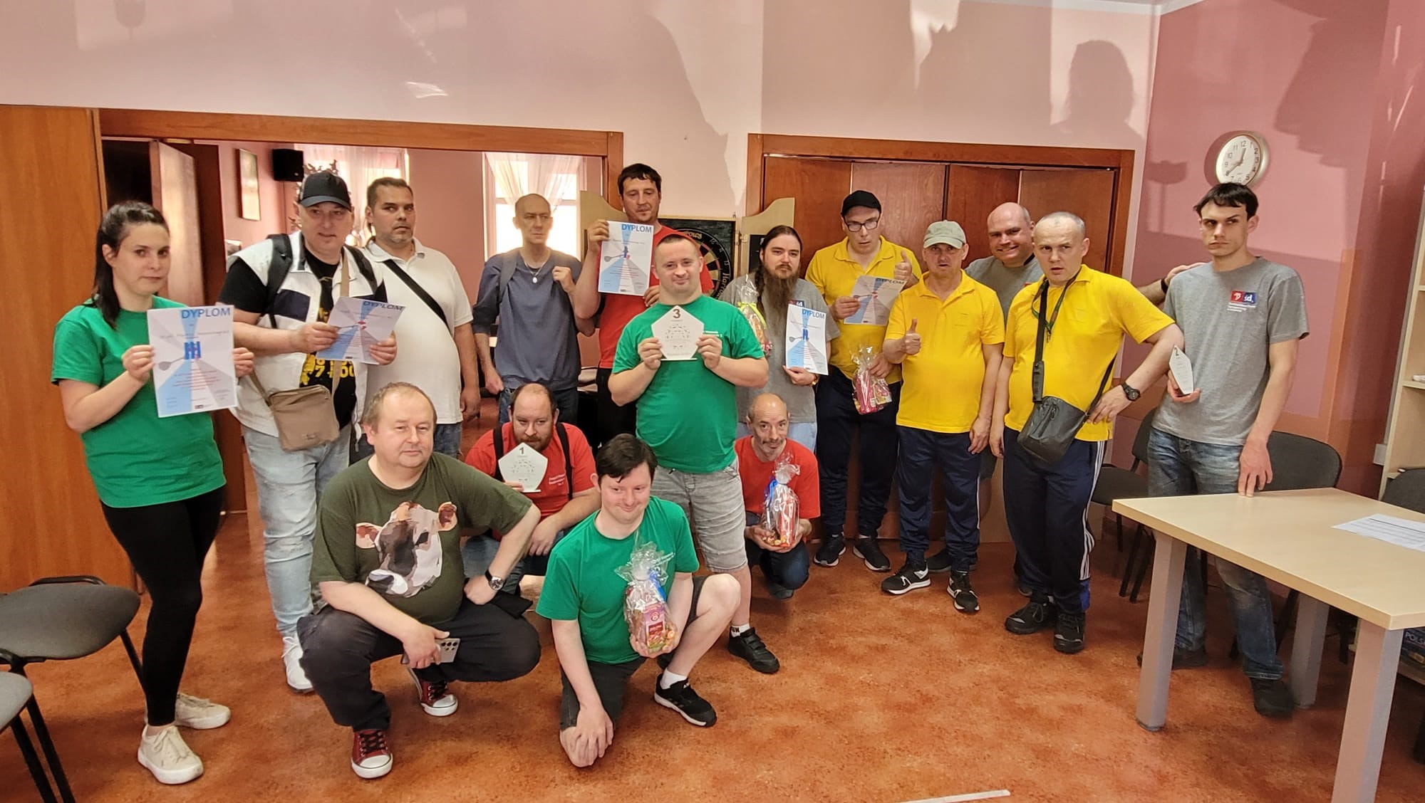 Grupa osób pozuje do zdjęcia.
