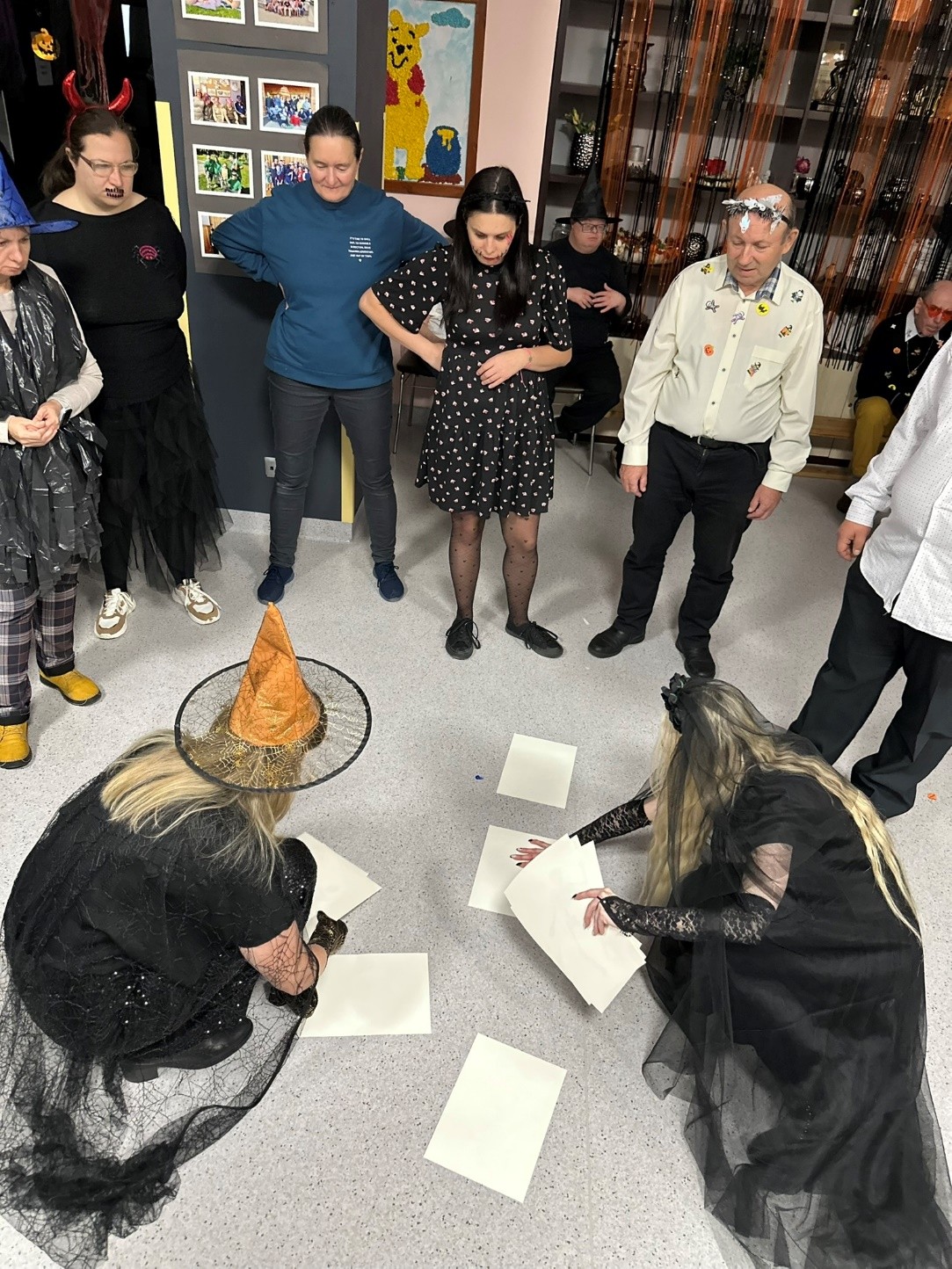 Dwie kobiety podczas gry memory.