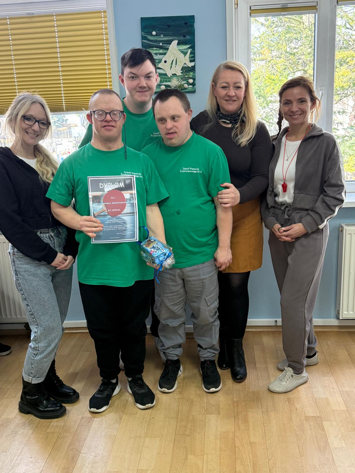 Grupa reprezentantów naszej placówki udała się na Turniej Tenisa Stołowego zorganizowany przez Zespół Wsparcia Środowiskowego nr 1. Wydarzenie było okazją do promowania aktywnego trybu życia oraz wspólnej integracji. Serdecznie gratulujemy osiągnięć!